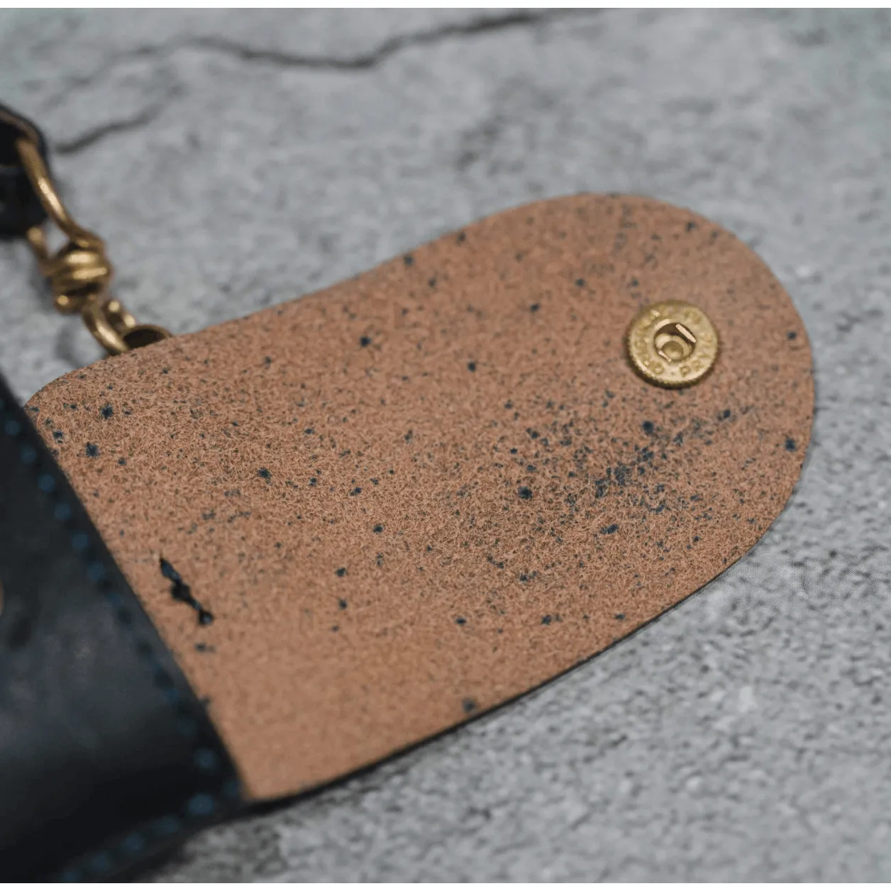 Leather Factory Roberu AirPods Case Washed Caramel